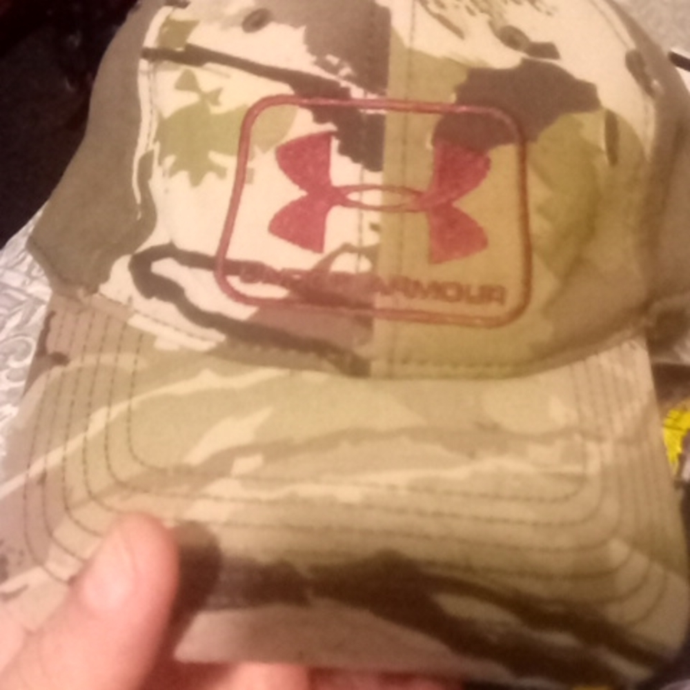 Camo fitted under armour hat. Size XL. Brand New